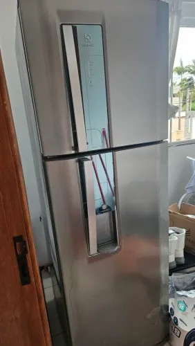 Geladeira e forno para fins de desmonte ou concerto.