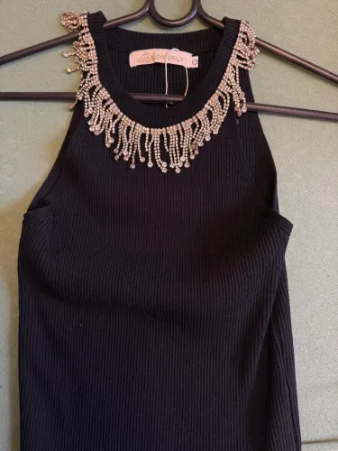 Camiseta com pedraria na gola preta nunca usada