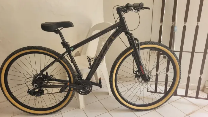 Bike Colli seminova Quadro 19 Alumínio, Aro 29  Precisando Lubrificação pq está sem uso.