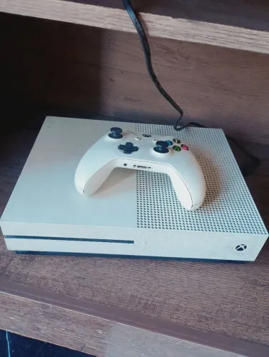 Xbox one S + 1 controle