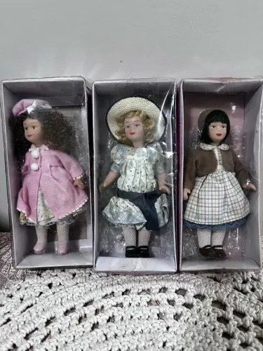 Bonequinhas de porcelana antigas, ricas em detalhe e trajes de época.