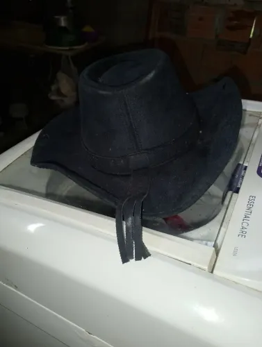 Vende-se Chapéu Preto de Poliéster