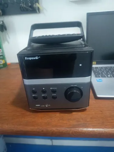 Toca CD e rádio compacto.
