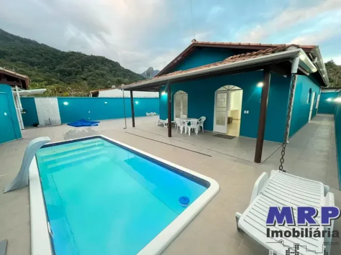 Casa com piscina a venda no bairro Sertão da quina, 3km da Praia da Maranduba. 3 dormitóri