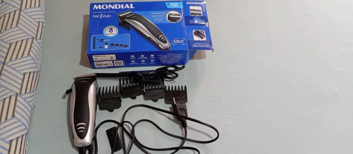 Máquina de cortar cabelo Mondial.
