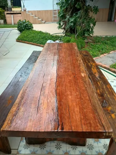 Mesa de madeira maciça com dois bancos