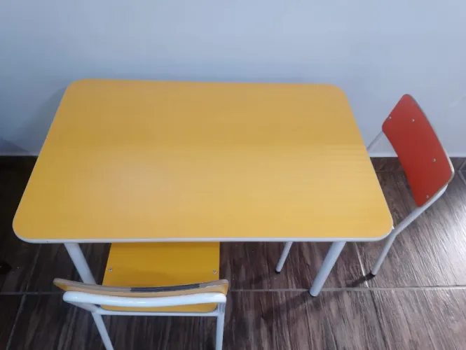 Oportunidade mesa e cadeiras kids