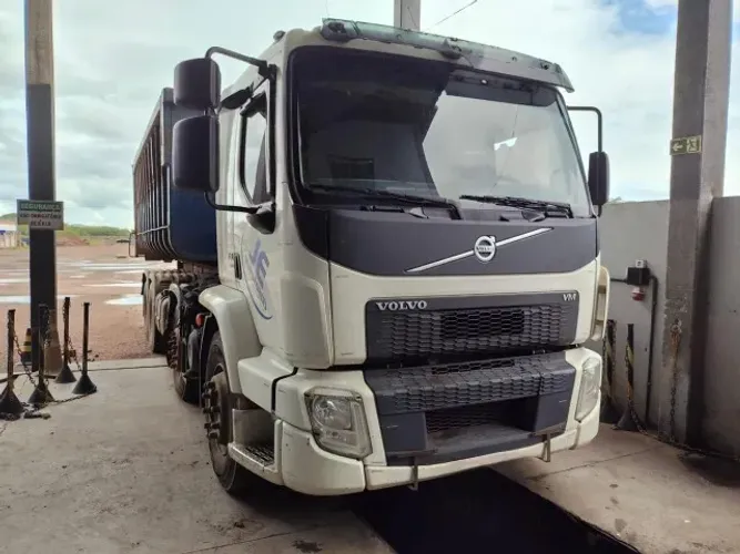 Volvo VM 330 bitruck 8x2 roll on roll off