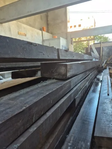 Lote Exclusivo: 70m Lineares de Vigas Estruturais de Canela Antiga de Demolição