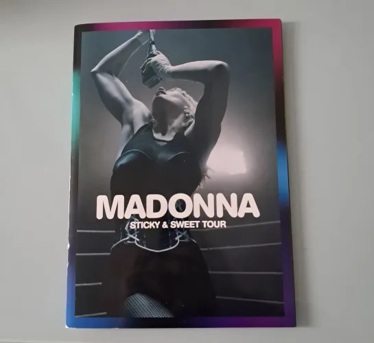Tour Book Madonna - Sticky & Sweet Tour - ORIGINAL (Fotos do próprio item, sem edição)