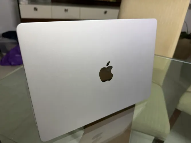 Vendo MacBook Air, 256gb, 16gb M3, bateria 19 ciclos, novíssimo, sem nenhum arranhão