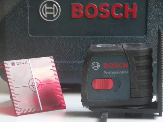 Nível a Laser Bosch com Pontos de Prumo + Suporte + Maleta - Pequena avaria, bom preço