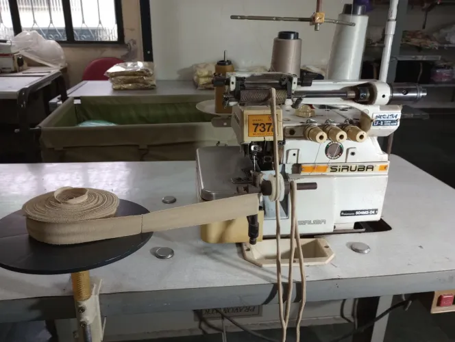 Máquina de cadarço para rolotê (usada) ideal para malha e poliamida.
