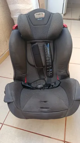 Cadeirinha de bebê pra carro. 