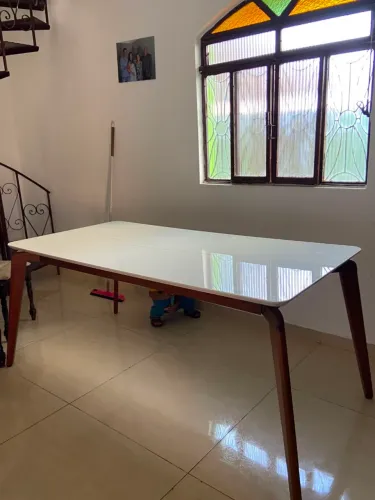 Mesa cirrus laqueada com vidro e madeira maciça 