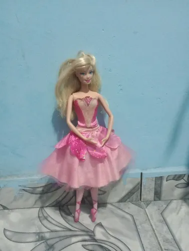 Boneca Barbie sapatilhas mágicas 
