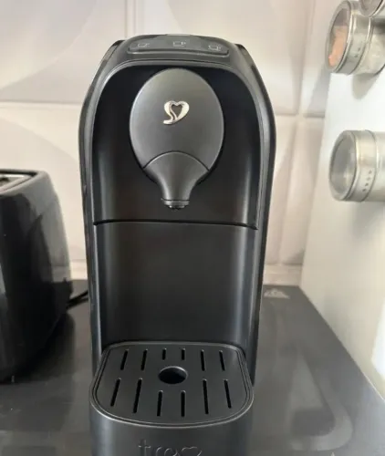 Cafeteira de Cápsula Três Corações (Três) - Preta