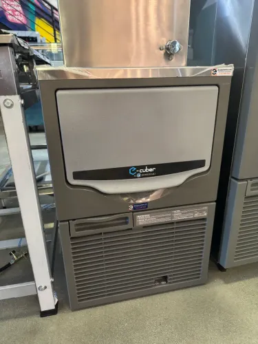 Máquina de gelo em cubos produção 40kg por dia Nova 