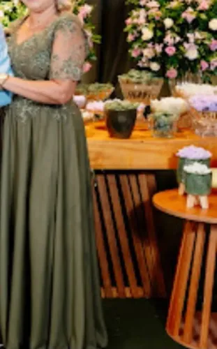 Vende-se um lindo  vestido de festa   usado  só  uma vez  .de ótima qualidade e  lindo 
