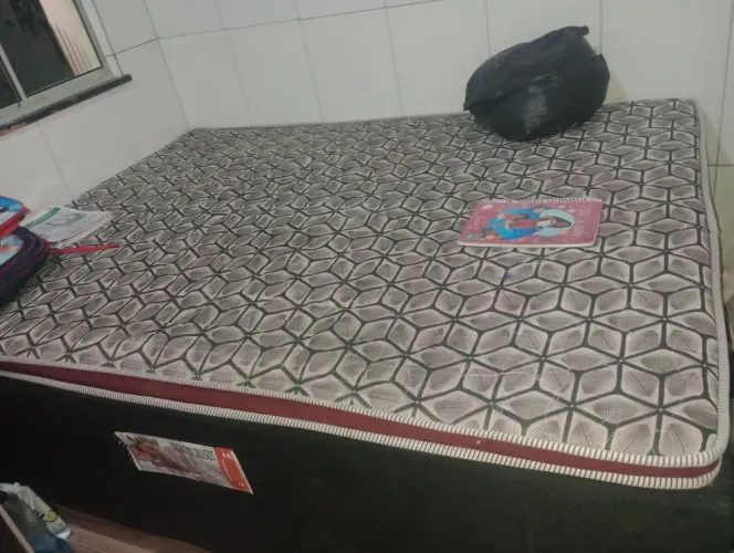 Cama nunca usada, comprei abri o plástico e ficou no quarto só guardando coisas em cima.