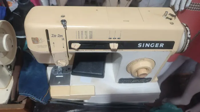 Máquina de doméstica Singer reta e zigzag. Costura perfeitamente,entrego no meu endereço c