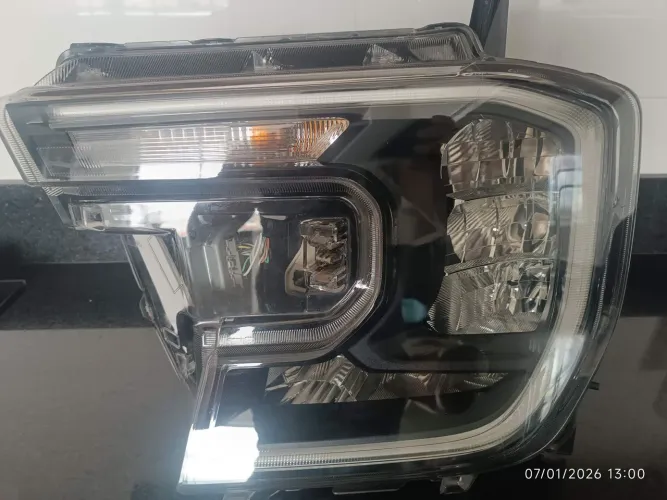 Farol ranger XLT 2025 lado motorista 