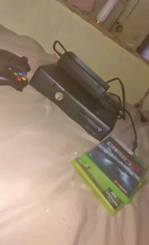 Xbox 360 slim acompanha todos os cabos desbloqueado