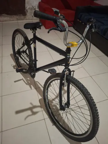 BICICLETA aro 26 com macha, freios traseiro e dianteiro