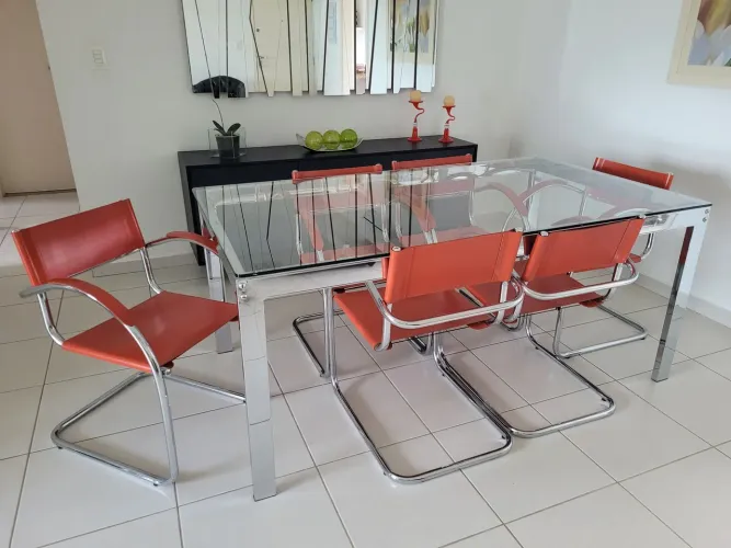 Conjunto de mesa e cadeiras de couro para sala de jantar com aparador