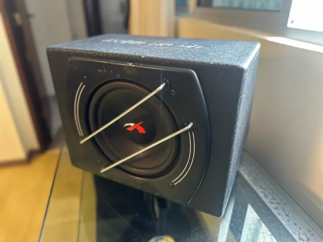 Subwoofer automotivo Hinor com crossover embutido