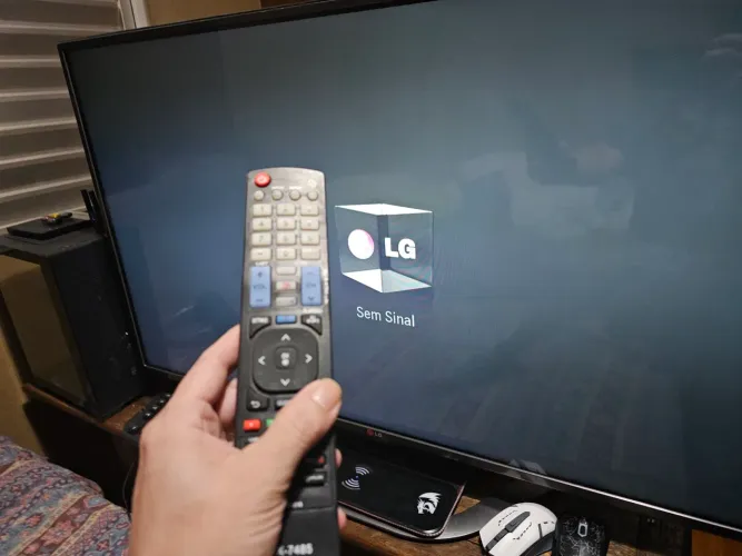 Tv LG 42 polegadas Full HD  smart e retratil