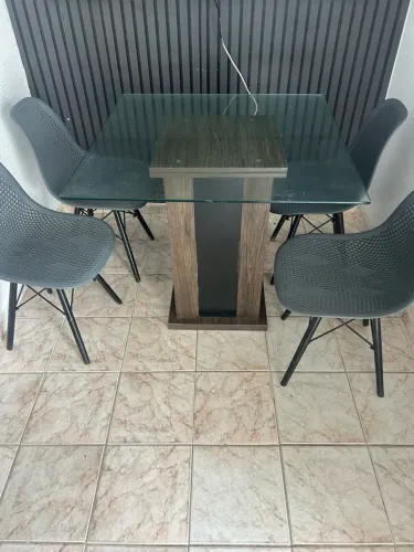 Mesa de jantar 4 lugares com tampo de vidro