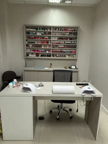 ARMÁRIO COM EXPOSITOR DE ESMALTE PARA SALÃO DE BELEZA E MESA
