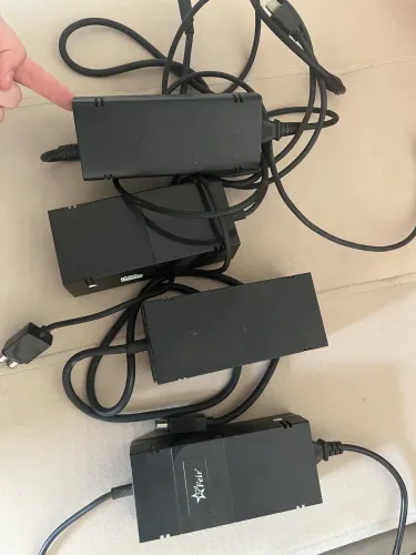 4 FONTES XBOX (3 XBOX ONE 1 original) (1 Xbox 360 original)