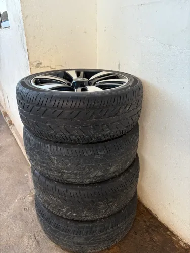 Roda original Toyota com pneu - aro esportivo