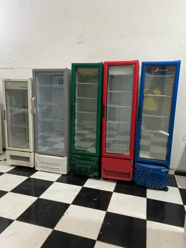 Vendo expositora porta de vidro 127 e 220 volts Funcionando perfeitamente