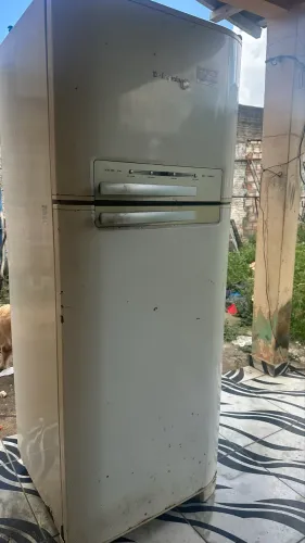 Geladeira pra tirar peças e tv pra tirar peças