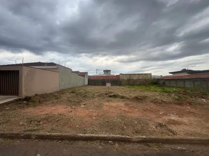 Lote/Terreno para venda possui 300 metros quadrados