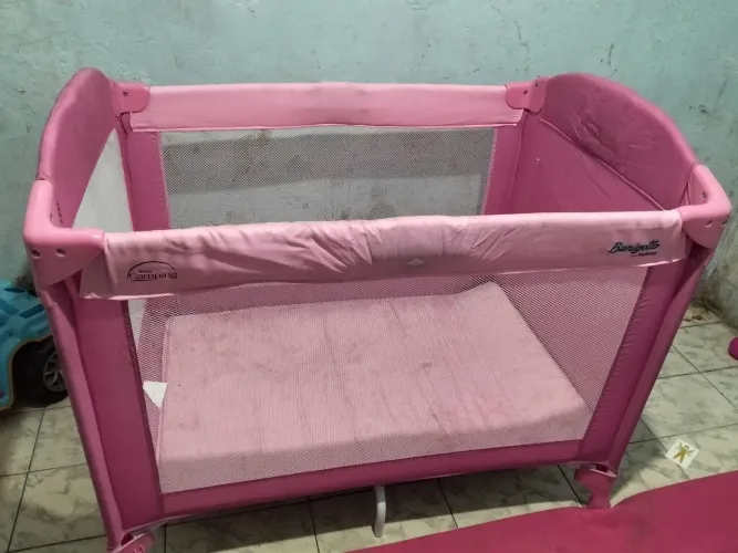 Berço portátil rosa