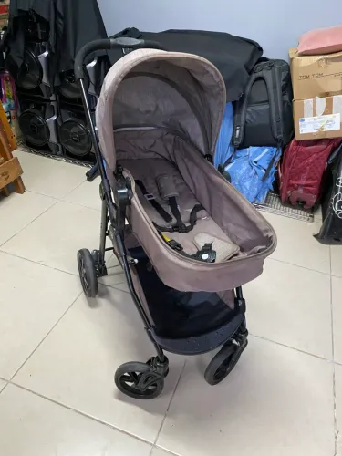 Carrinho de bebê Moisés e bebê conforto 