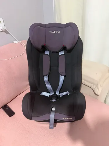 Cadeirinha infantil para carro.