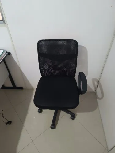 Cadeira de Escritório Usada Leve defeito, em bom estado