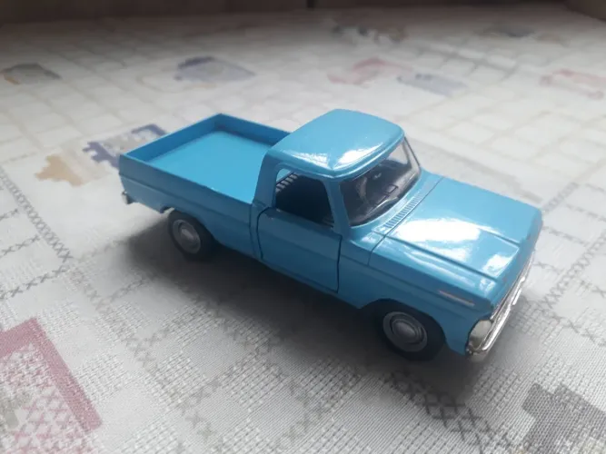 MINIATURAS CARROS CLÁSSICOS DO BRASIL COM FRICÇÃO E PNEUS DE BORRACHA.