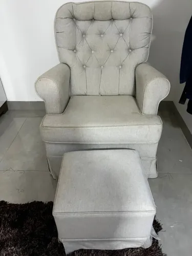 Poltrona de Amamentação Balanço com Puff