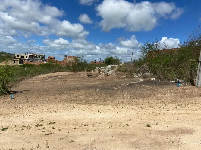 Vende-se esse terreno!