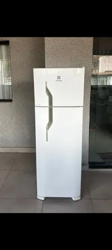 Geladeira Electrolux DC35 conservada