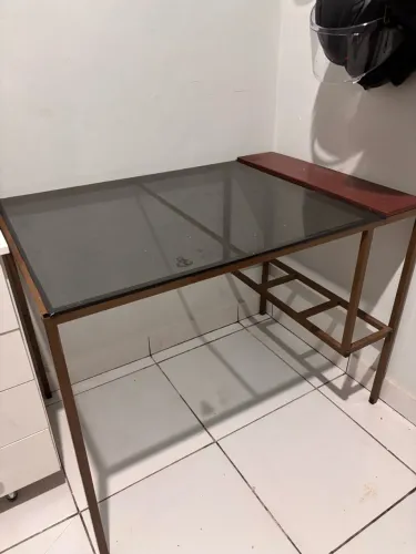 Mesa de ferro para computador