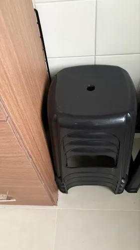 Mesa desmontável com quatro banquetas de plástico 