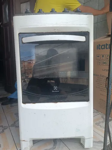 fogão de piso branco de 4 bocas da Electrolux