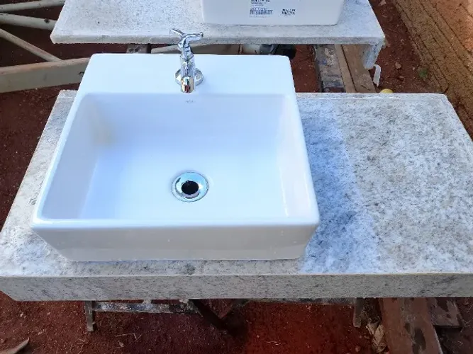 Vendo 2 bancada de banheiro.  Medida:  40x80         600 reais cada uma 